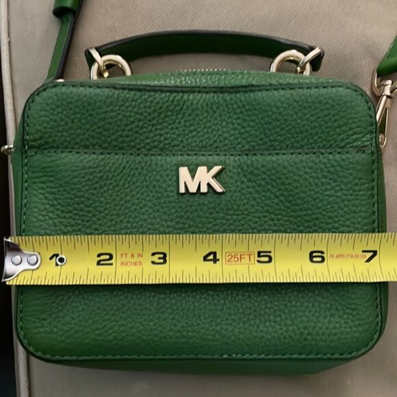 P526-NWOT Michael Kors Green Pebble Flower Rivet Strap Crossbody - Picture 9 of 10